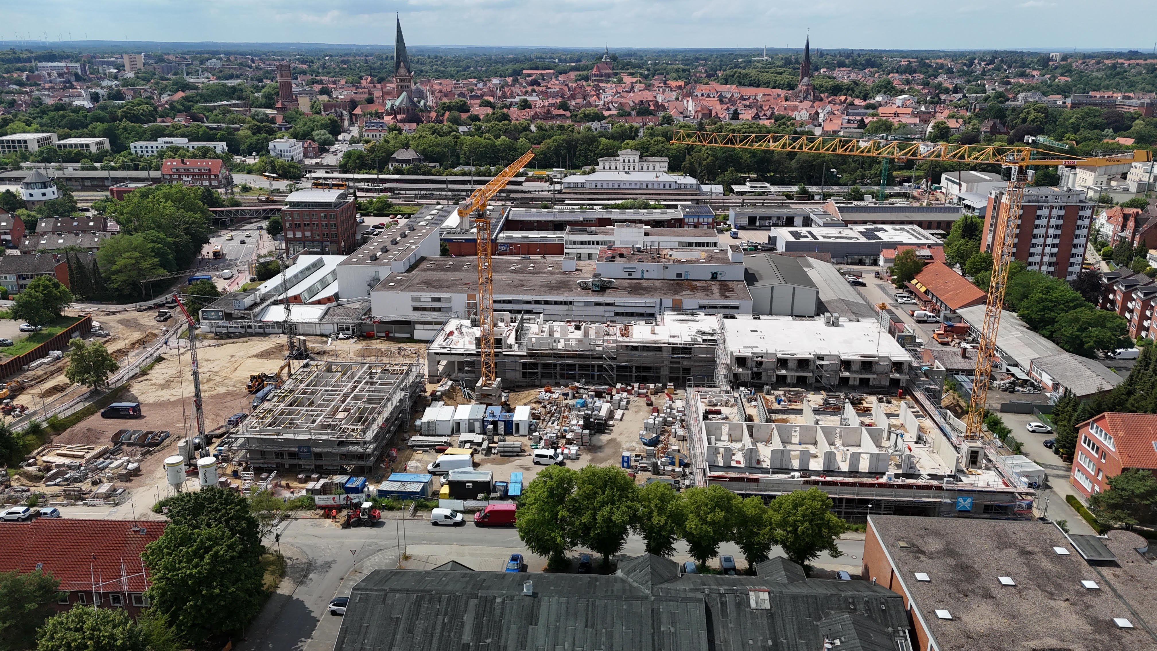 Baustelle LUCIA LIVING – Luftaufnahme mit Lüneburger Stadtpanorama